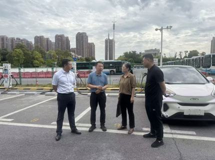 徐磊調(diào)研公司電動汽車充電站